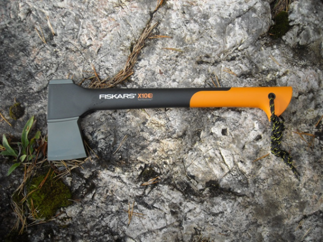 Test opreme: Sekira Fiskars S X10